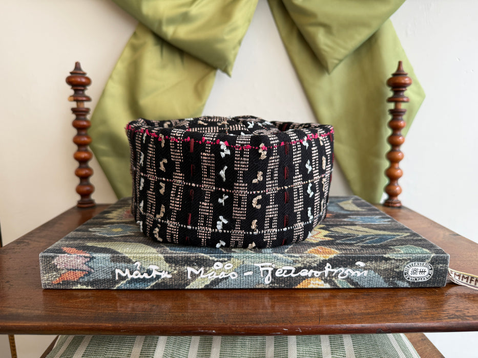 Hat i mørkebrunt bouclé