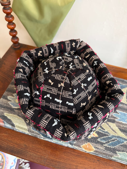 Hat i mørkebrunt bouclé