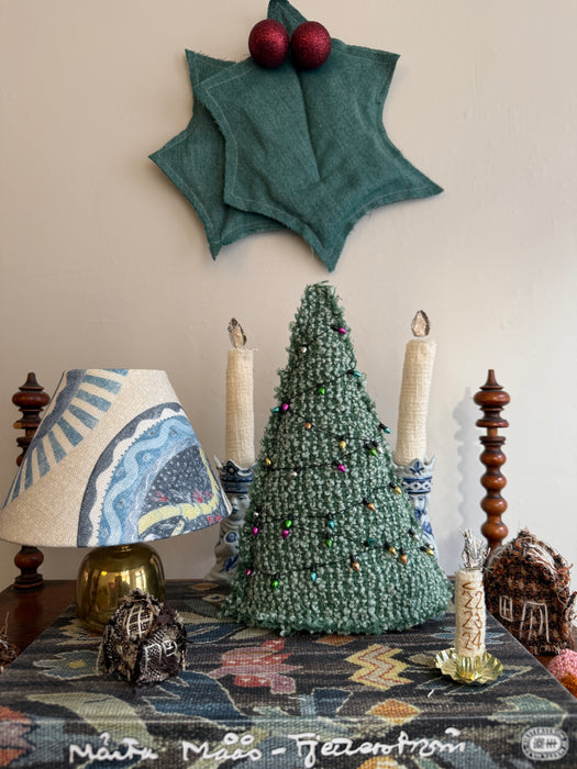 Unika stort juletræ med guirlande