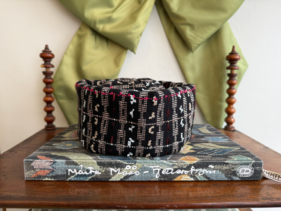 Hat i mørkebrunt bouclé