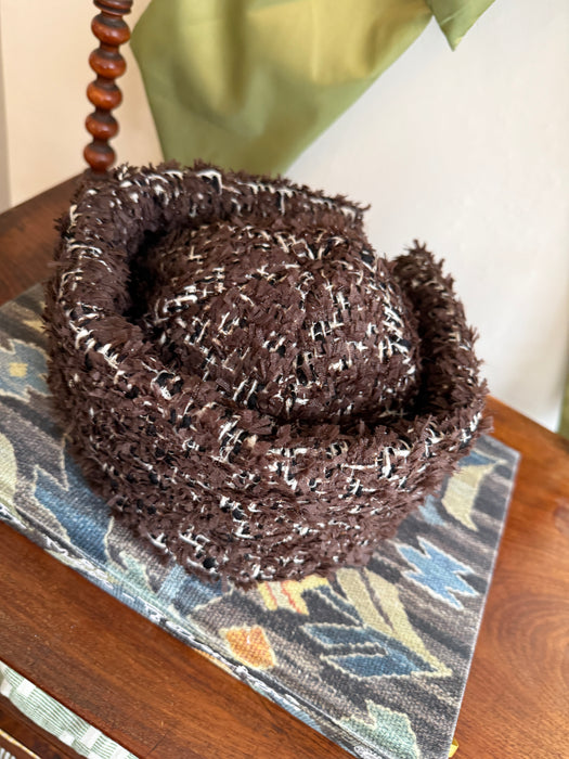 Hat i brunt bouclé
