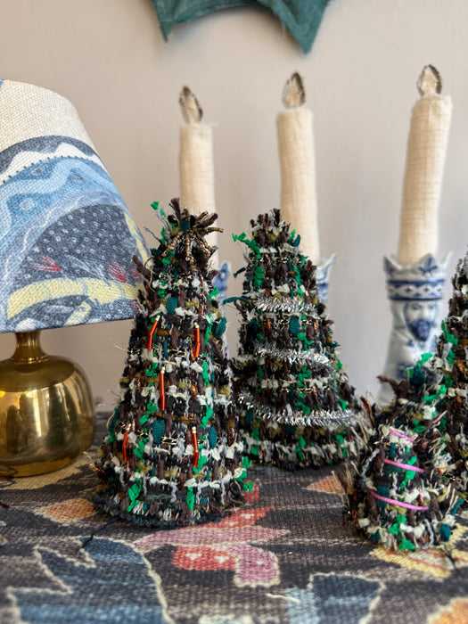 Juletræer med forskelligt pynt