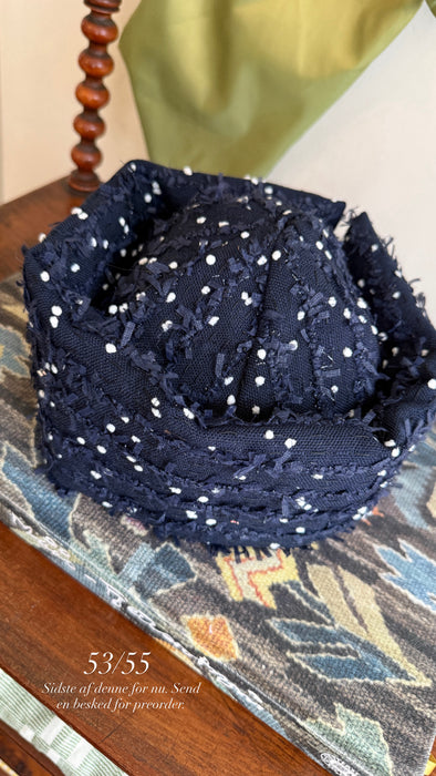 Hat i navy dots bouclé