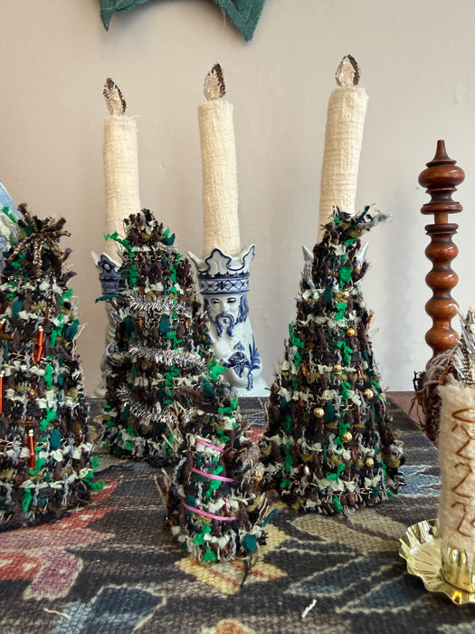 Juletræer med forskelligt pynt