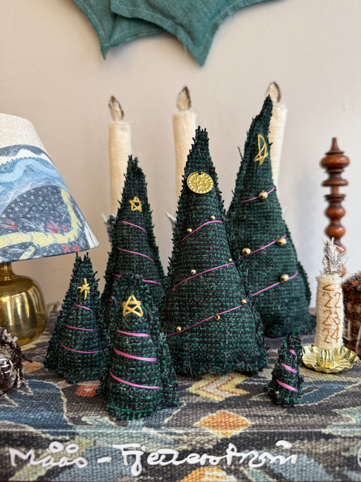 Juletræer med pink guirlande og topstjerne