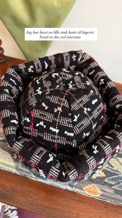 Hat i mørkebrunt bouclé