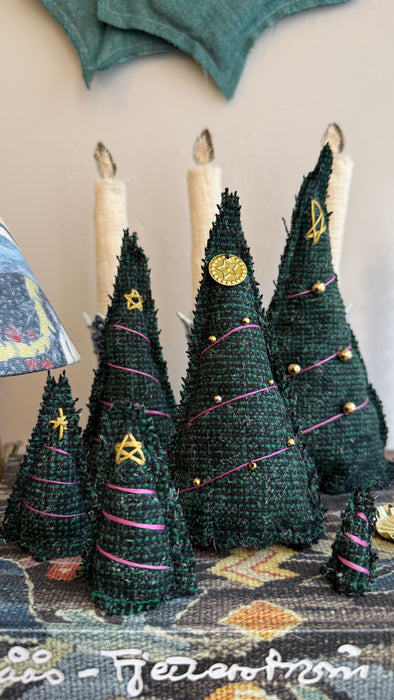 Juletræer med pink guirlande og topstjerne