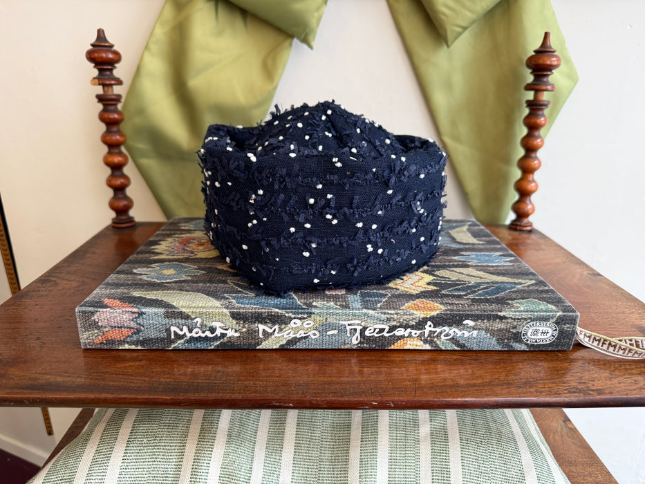 Hat i navy dots bouclé