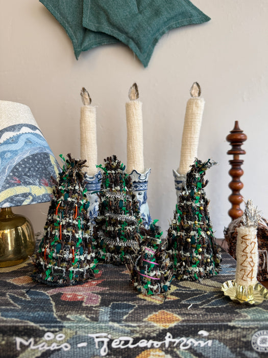 Juletræer med forskelligt pynt