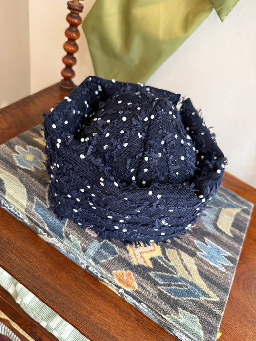 Hat i navy dots bouclé