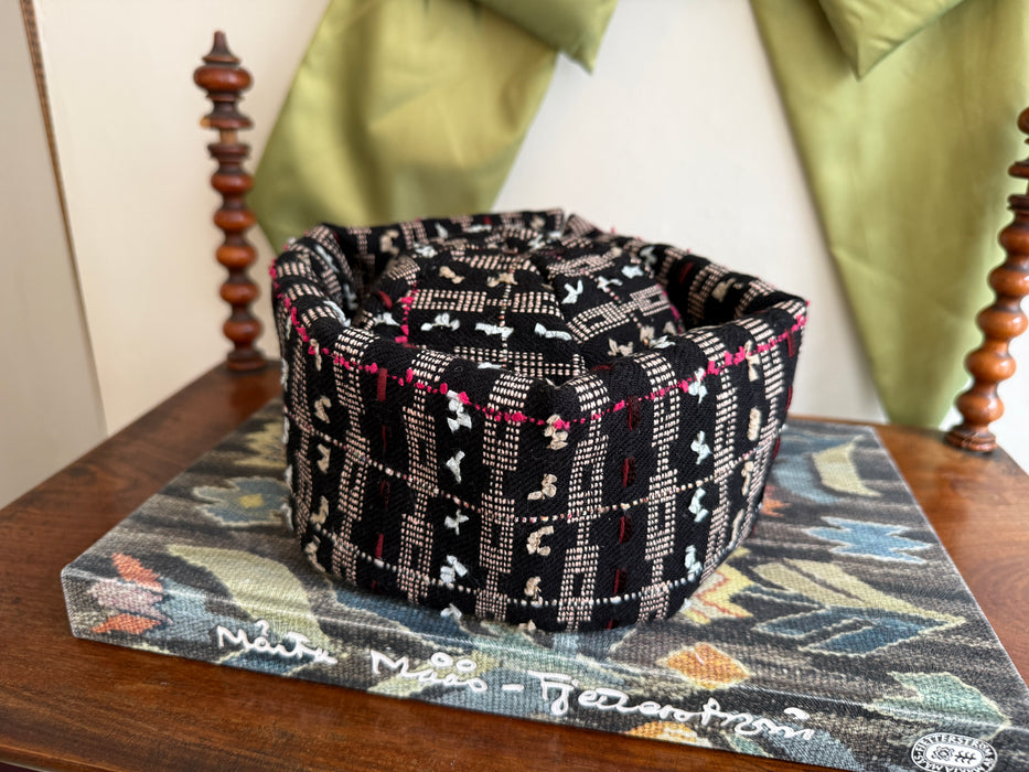 Hat i mørkebrunt bouclé