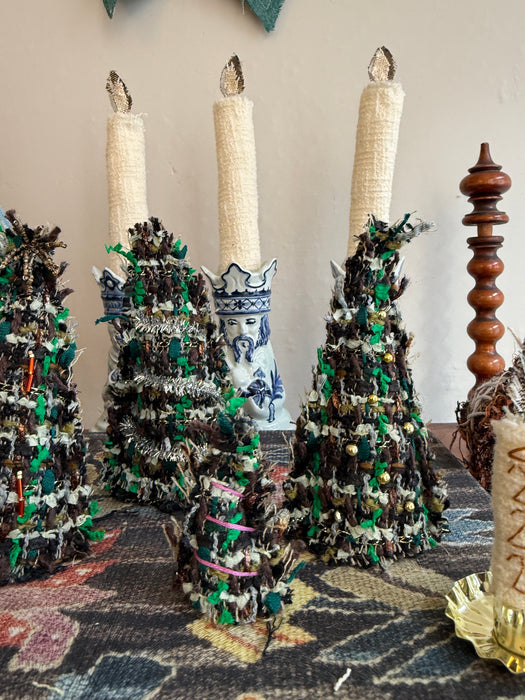 Juletræer med forskelligt pynt