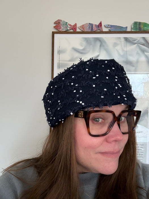 Hat i navy dots bouclé
