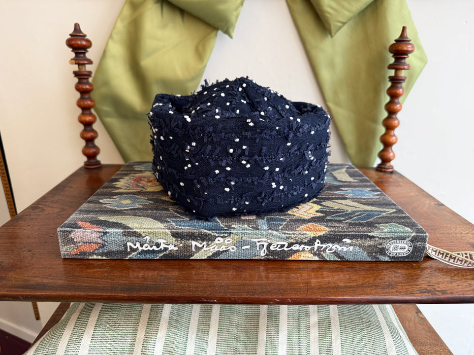 Hat i navy dots bouclé