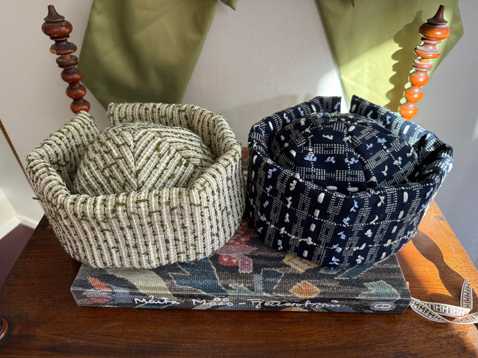 Hat grøn og hvid bouclé