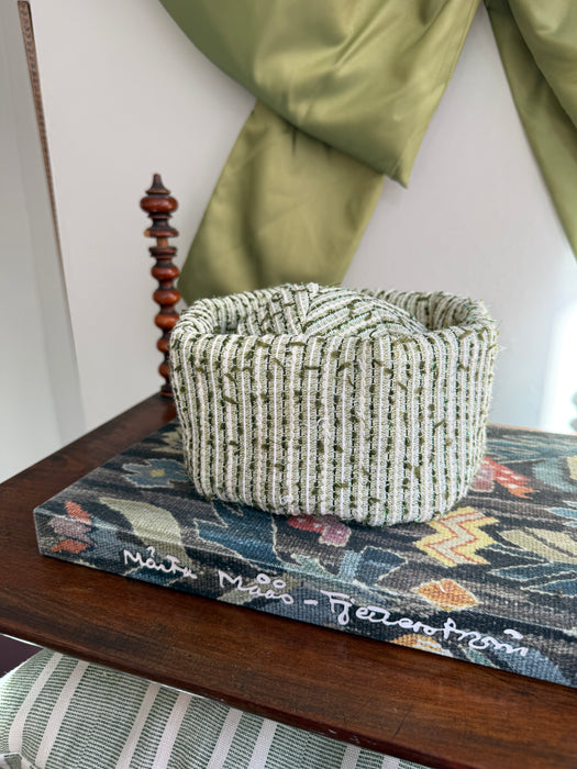 Hat grøn og hvid bouclé