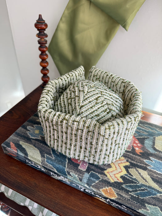 Hat grøn og hvid bouclé