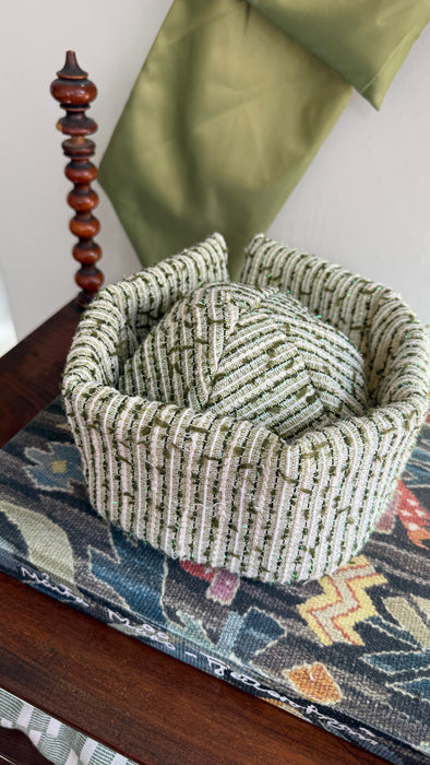 Hat grøn og hvid bouclé